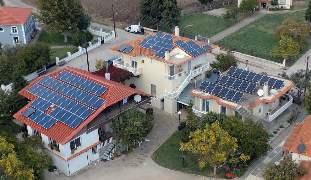 Τρία οικιακά φωτοβολταϊκά έργα