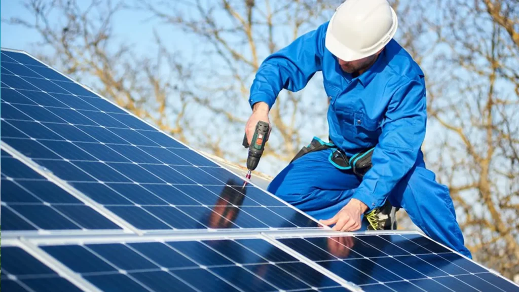 Installazione di un pannello fotovoltaico installatore