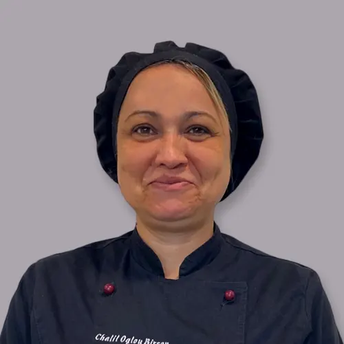 Η assistant pastry chef του ΣΟΚΟΛΑΤΟΠΟΙΕΙΟΝ Μπιρσέν Χαλήλ Ογλού