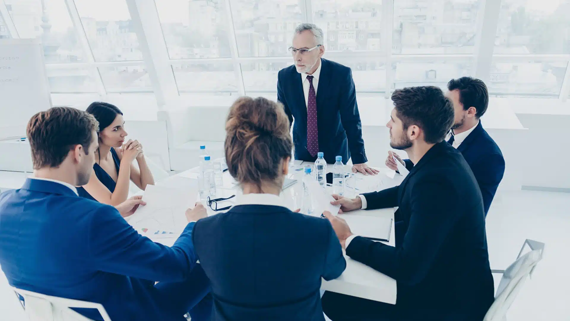 Εργγαζόμενοι in a meeting with a senior member of the company